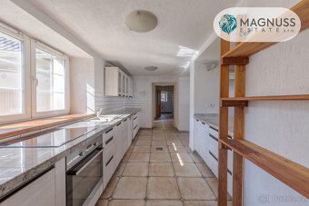 We offer for sale a multi-generational family house in exclusive representation in the village…