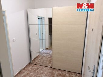 Nabízíme k pronájmu světlý byt o dispozici 1+kk a podlahové 