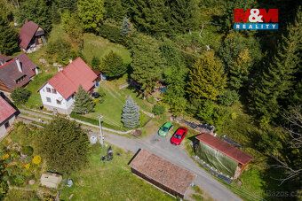 Nabízíme k prodeji chalupu 4+1 na polosamotě s přístupem po 