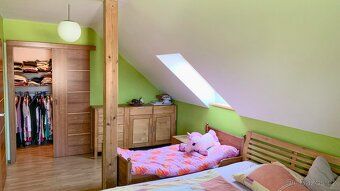 Pronájem rodinného domu 5+kk s garáží, terasou a zahradou – 