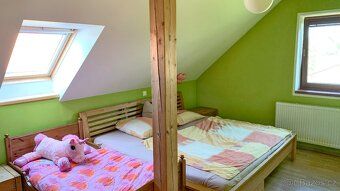 Pronájem rodinného domu 5+kk s garáží, terasou a zahradou – 