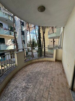 We offer for sale a generous apartment in popular tourist area