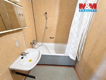Nabízíme k pronájmu prostorný byt o dispozici 3+1 a podlahov