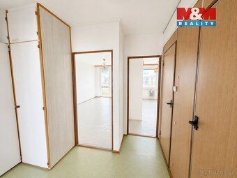 Nabízíme k pronájmu prostorný byt o dispozici 3+1 a podlahov
