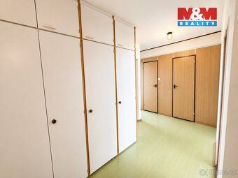 Nabízíme k pronájmu prostorný byt o dispozici 3+1 a podlahov