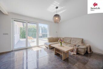 There are places where time slows down. This modern ground-floor bungalow in Stošíkovice na…