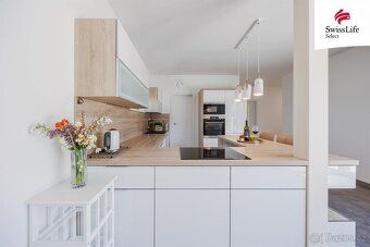 There are places where time slows down. This modern ground-floor bungalow in Stošíkovice na…