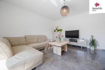 There are places where time slows down. This modern ground-floor bungalow in Stošíkovice na…