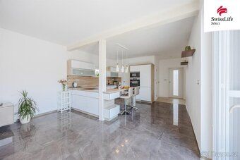 There are places where time slows down. This modern ground-floor bungalow in Stošíkovice na…