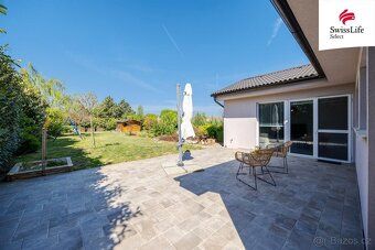 There are places where time slows down. This modern ground-floor bungalow in Stošíkovice na…