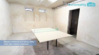 We offer for sale a spacious 3 + 1 apartment on Lidicka street in a spa town