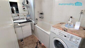 We offer for sale a spacious 3 + 1 apartment on Lidicka street in a spa town