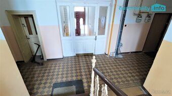 We offer for sale a spacious 3 + 1 apartment on Lidicka street in a spa town