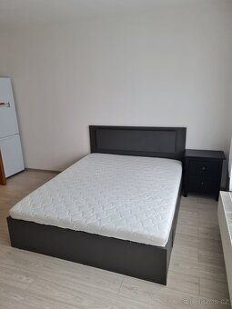 Pronájem plně vybavené garsonky na Praze 10, včetně parkovac