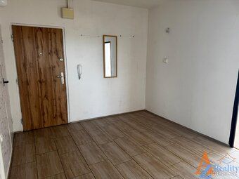 A spacious 3 bedroom apartment for rent in a panel house with loggia in Chomutov, city of Tušimice near Kadaň