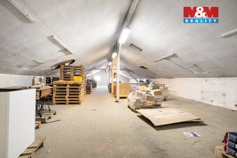 Looking for storage space? Don't hesitate to rent this area of approximately 300 m².