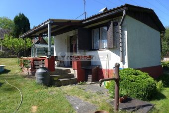 Exkluzivně nabízíme na prodej útulnou chatu, která se nacház