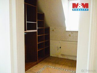 Nabízíme k pronájmu prostornou, luxusní, nezařízenou vilu (v