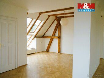 Nabízíme k pronájmu prostornou, luxusní, nezařízenou vilu (v