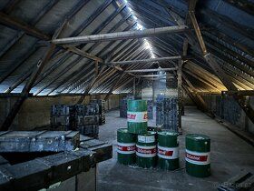 Nabízíme k pronájmu zemědělské stavení ležící u hlavní silni