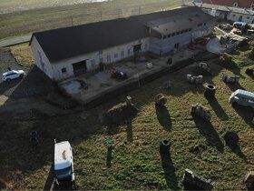 Nabízíme k pronájmu zemědělské stavení ležící u hlavní silni
