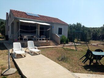 I offer rental of a Robinsonade for 6-7 people in Croatia directly by the sea and beach.