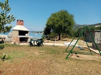 I offer rental of a Robinsonade for 6-7 people in Croatia directly by the sea and beach.
