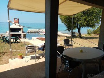 I offer rental of a Robinsonade for 6-7 people in Croatia directly by the sea and beach.
