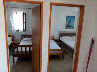 I offer rental of a Robinsonade for 6-7 people in Croatia directly by the sea and beach.