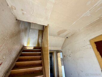 A house before reconstruction for sale with built-up area of 91 m²