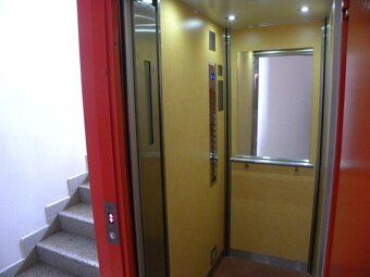 Pronájem bytu 1+1 (33 m2) s balkonem, nachází se ve 4. patře