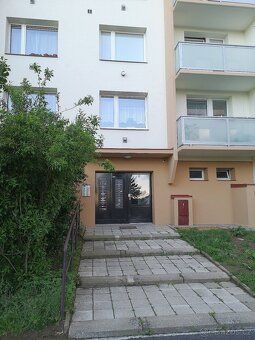 Pronájem bytu 1+1 (33 m2) s balkonem, nachází se ve 4. patře