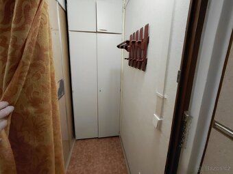 Area of 31 m², partially furnished, bus stop 50 m away, shopping center 200 m away, balcony.