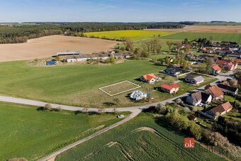 Stavební pozemek 892 m² | klidná lokalita s výhledy | Nuzice
