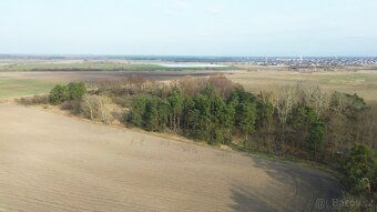 Na predaj orná pôda s výmerou 45 172 m² (4,5 ha) medzi obcam