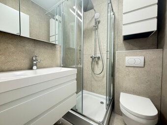 LaHoREAL.eu ponúka na predaj trojizbový apartmán s celkovou 
