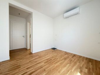 LaHoREAL.eu ponúka na predaj trojizbový apartmán s celkovou 