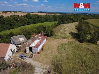For sale house in village of Miskovice near Kutná Hora, located on the edge of the village.