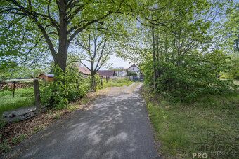 We offer for sale a family house in the center of the picturesque village of Slepotice