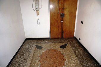 We offer for sale an apartment on the 2nd floor (3rd upper storey of 6) in a residential house…