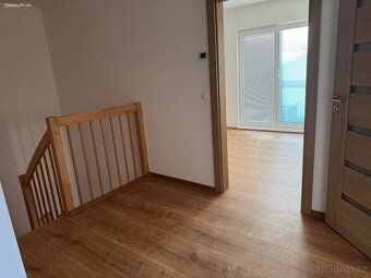 O bydlení: • nový rodinný dům 5+kk (cca 135 m²) • dvě koupel