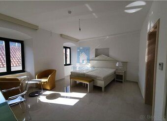 Nabízíme k prodeji komerční prostory typu Apartmány v obci S