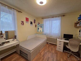 Nabízíme k prodeji slunný byt 3+1 s balkonem a parkovacím mí