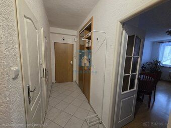 Nabízíme k prodeji slunný byt 3+1 s balkonem a parkovacím mí