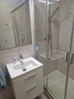 Nabízíme k pronájmu prostorný byt 4 + 1 v atraktivní lokalit