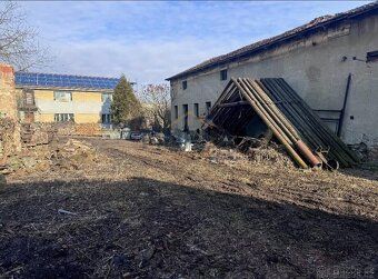 Nabízíme k prodeji bývalý statek, usedlost s pozemkem o celk