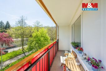 Nabízíme ke koupi světlý a vkusně zrekonstruovaný byt 3+1 v 