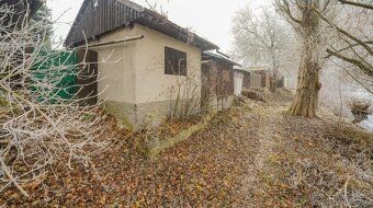 Prodej zahrady se zděnou chatkou a garáží v Toužimi . Nabízí