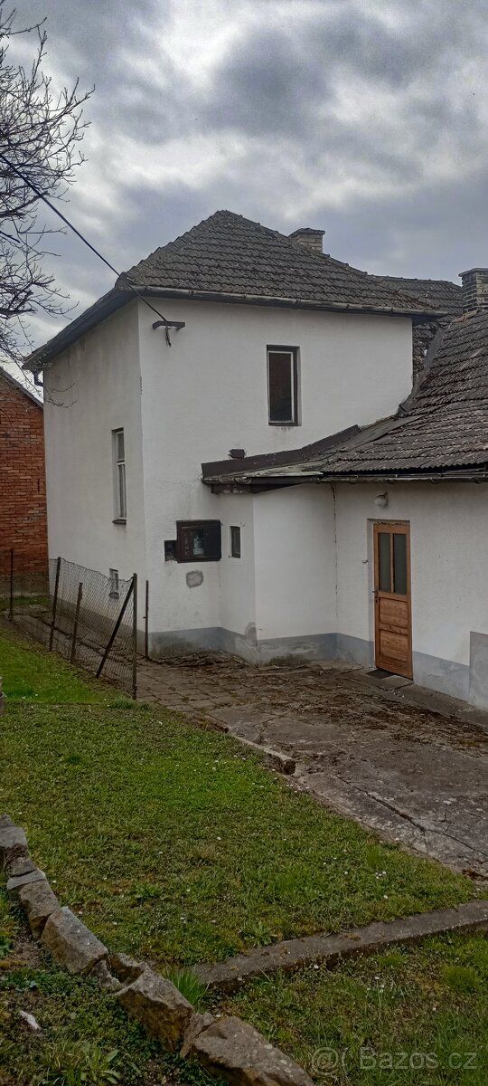 Prodej domu s pozemkem k rekonstrukci. Pozemek 700m², Vlacho