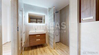Nabízíme k pronájmu moderní světlý byt o dispozici 2+kk s po